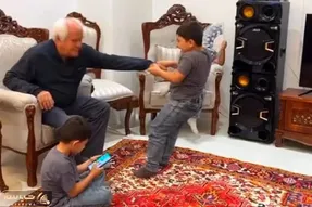آواز شاد؛ سه قلوهای وروجک با بدبختی پدر بزرگشون رو میکشونن وسط میرقصونن