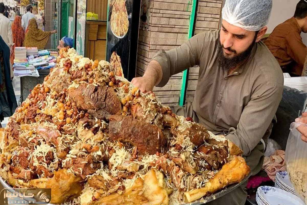 غذای خیابانی ؛ کوهی از پلوی طلایی جذاب که رو گاری و کنار چهارراه می فروشن اونم تو مشما