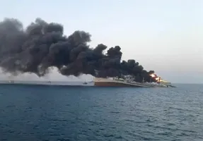 (عکس) پایان تلخ ناو خارک؛ ناو ارتش در دریای عمان غرق شد