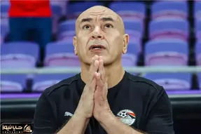عکس؛ سرمربی مصر با آنخ ماهو سیبی اند که از وسط نیم شده