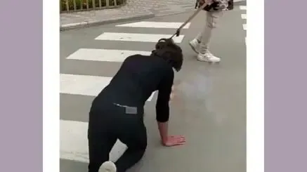 (عکس) چالش عجیب 3 پسر بجنوردی، یکی در لباس زنانه و دیگری قلاده به گردن در خیابان!