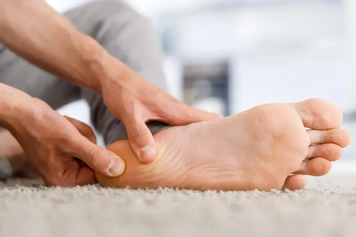 خارپاشنه چیست؟ از نشانه‌ها تا علل و درمان