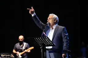 آواز بهشتی؛ اجرای آهنگ بارون با صدای دلنشین مهران مدیری بنازم به سرپنجه های نوازنده