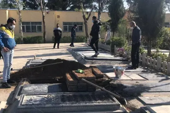 آزاده نامداری در همسایگی چه کسی به خاک سپرده شد؟
