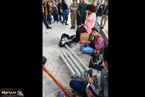 آوازخیابانی؛ ببینید این آقا با سطل و دبه چطور ملت و جمع کرده