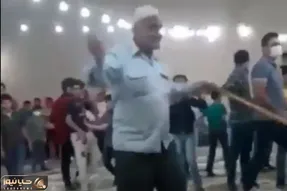 آواز شاد؛  پیرمرد خشن همه رو با عصا میزنه که خودش برقصه اونم با آهنگ یه حلقه طلایی