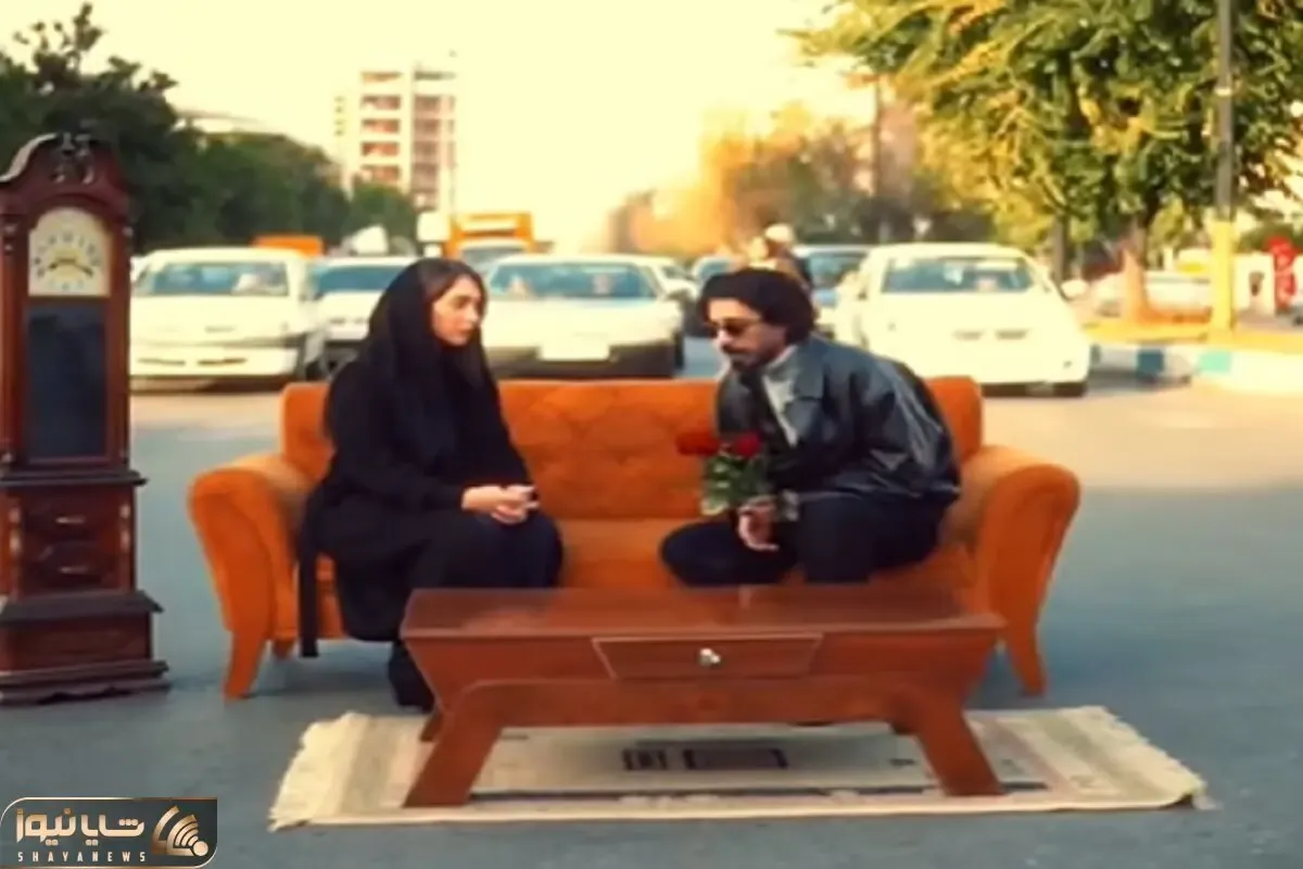 آواز قدغن؛ آقای خواننده واسه موزیک ویدیوش مبلمان برد وسط چهارراه با دختر پاشنه بلند