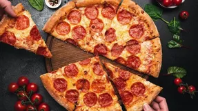 طرز تهیه یه پیتزای خوشمزه سریع و بدون فر؛ کی گفته نمیشه تو خونه پیتزا درست کرد؟!