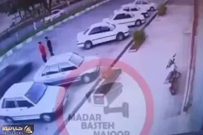 ( ویدیو) زیر گرفتن وحشتناک دو عابر پیاده توسط راننده پژو!