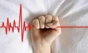 تلاش چندباره یک زن برای خودکشی روی ریل قطار + (ویدئو)