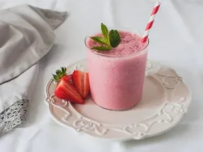 طرز تهیه اسموتی توت فرنگی؛ نوشیدنی خنک و دلچسب