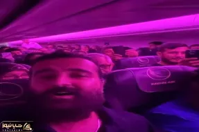 آواز احساسی؛ مسافرا تو هواپیما استرس دارن خواننده زیر بارونا گمم خوند تا حواسا پرت شه