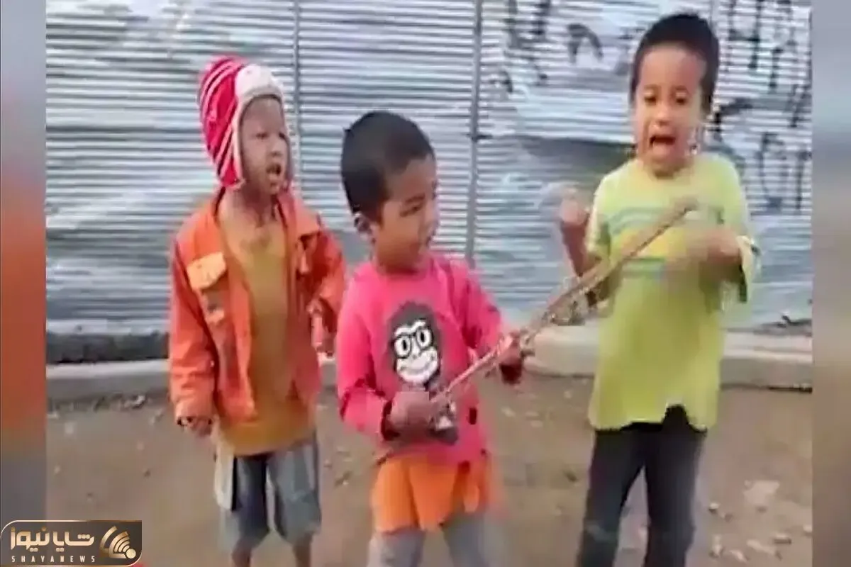 آواز مبتهج؛ فسقلیا چوب گرفتن دستشون یکی با دهنش صدا گیتار درمیاره یکی میخونه غش میکنی