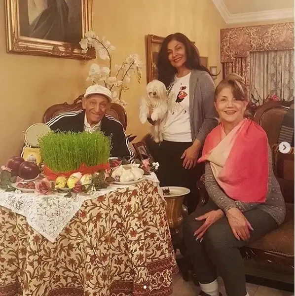 (عکس) سوزان روشن بهمراه پدر و مادرش در نوروز ۹۹
