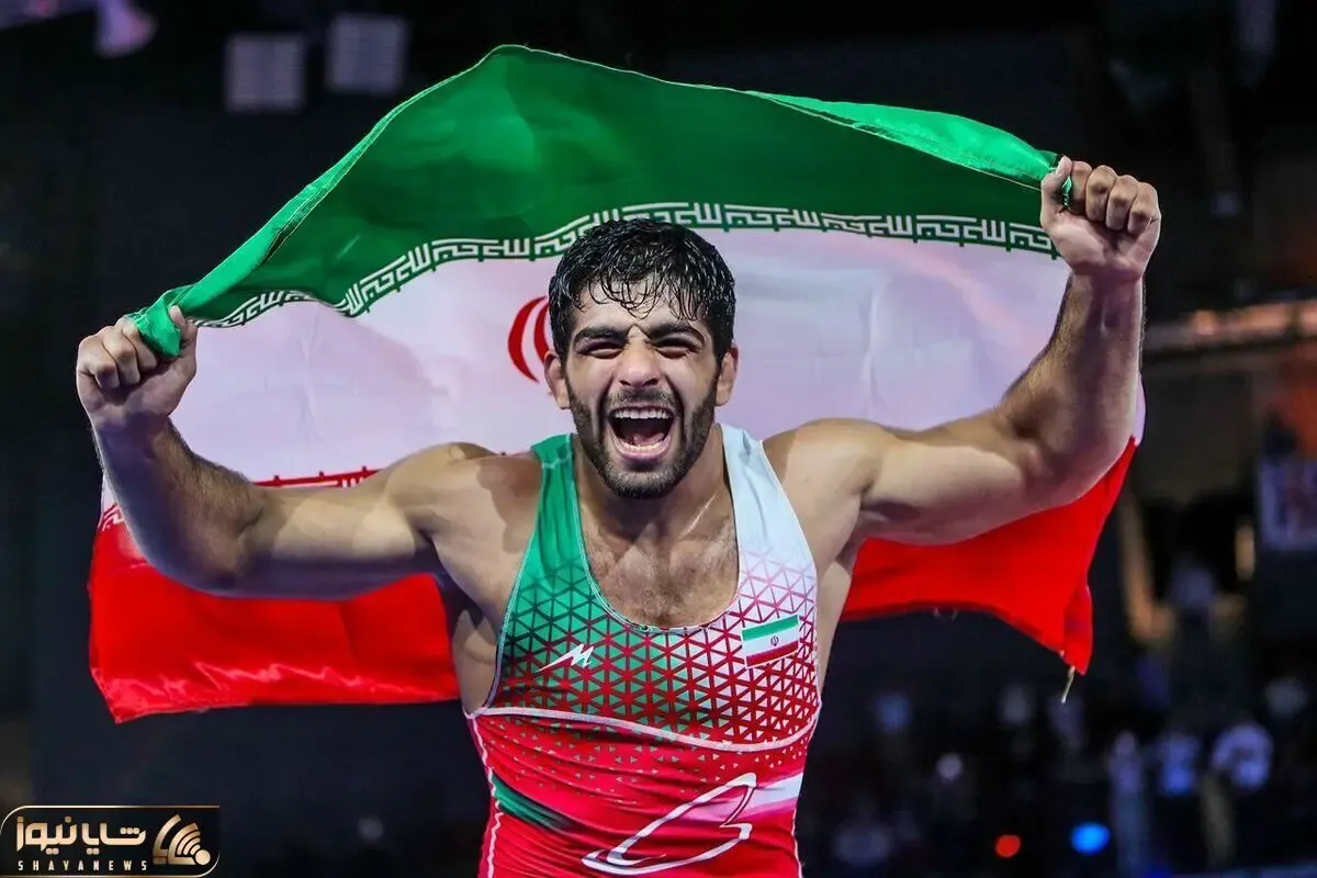 آواز وطن پرستانه؛ کشتی گیرها پرچم بردن بالا یاس هم براشون می خونه زنده باد ایران