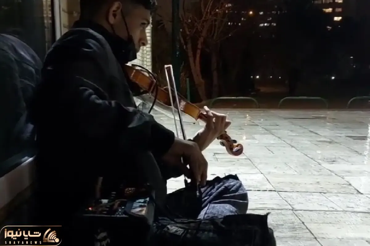 آواز خیابانی؛ ببینید پسره تو بارون چه سوزناک آهنگ سلطان قلب ها رو میزنه اشک در میاره