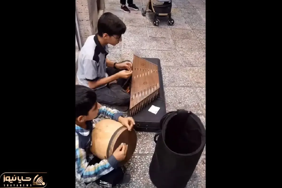 آواز خیابانی؛ دو طفل معصوم چه دلنشین آهنگ مجنونم و میگردم کسی نمیدونه دردم رو میخونه