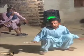 آواز شاد؛ مرد بلوچ یه رقص آواره ای میره میمونی بخندی یا چی!