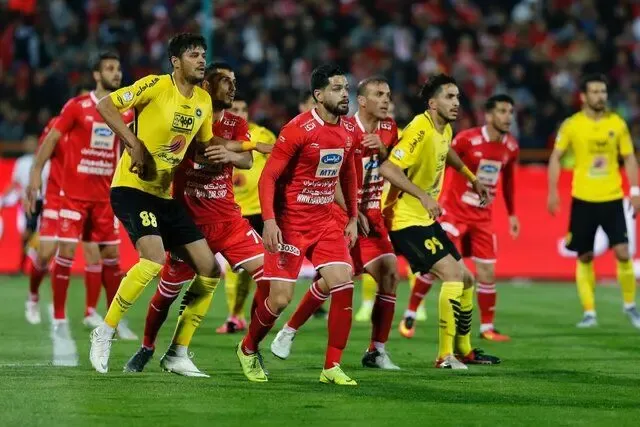 (عکس) حضور چهره جنجالی بازی سپاهان-پرسپولیس در اطراف سرخ ها!