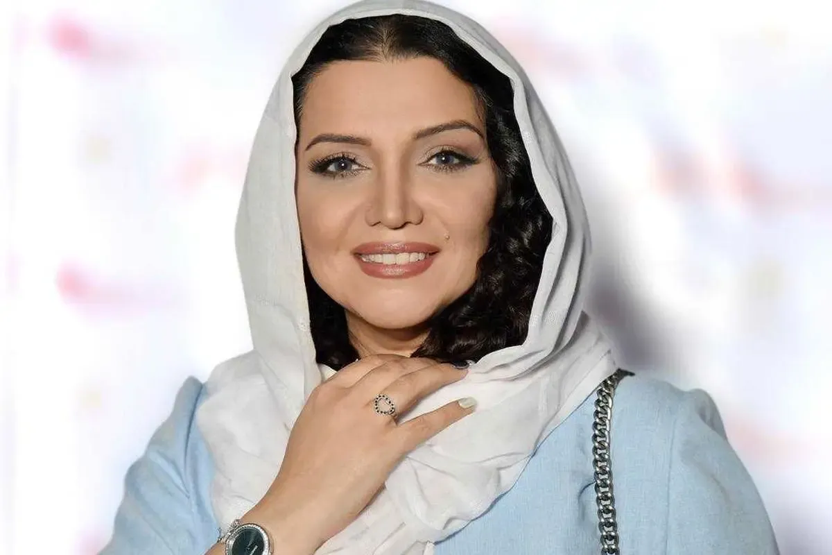 الهام پاوه نژاد در کنار احسان کرمی و گروه لاموزیکا