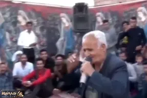 آواز شاد؛ بابابزرگ سرخوش آهنگ اومدم از هند اومدم رو میخونه و بابا کرم میرقصه کت قرمزو