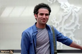 آواز احساسی؛ هوتن شکیبا درد و خنده میکنه و آهنگ نرو رضا صادقی رو میخونه
