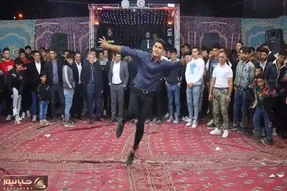 آواز محلی؛ پسره انقد تو پایکوبی قلدره و مقتدر که یه جمعیت وایسادن فقط این وسط باشه