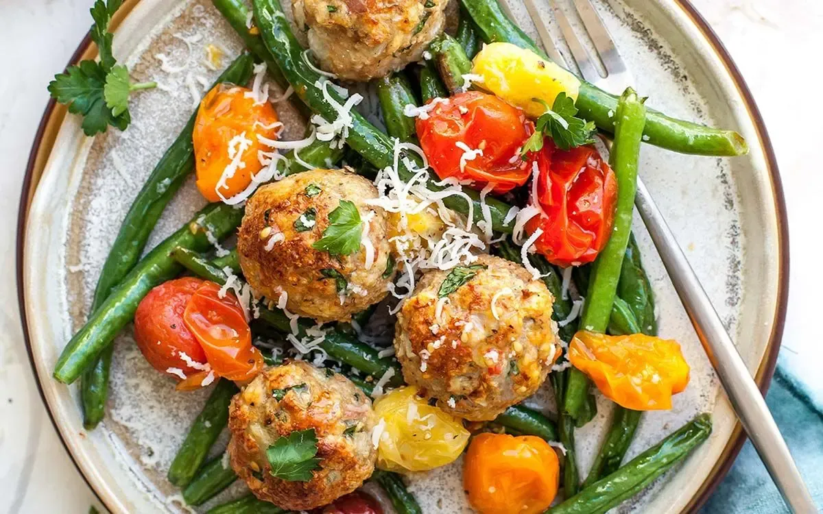 طرز پخت کوفته گوشت با لوبیا سبر و گوجه گیلاسی