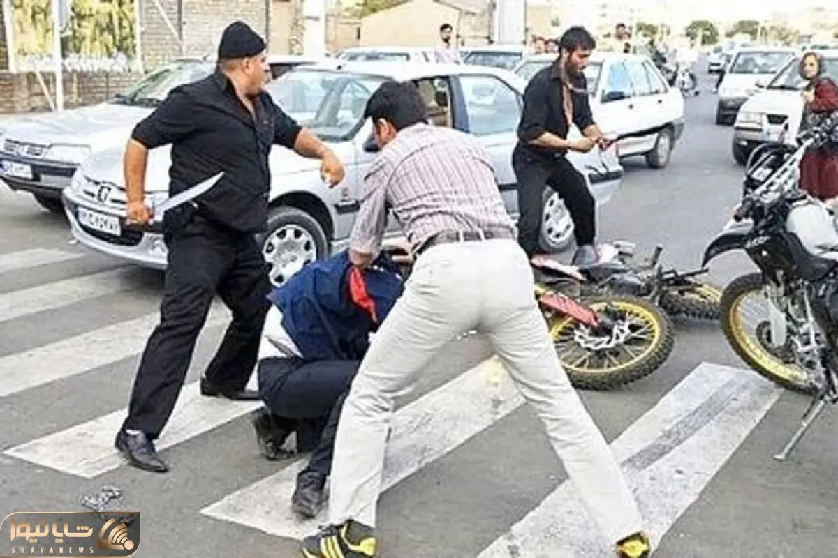 (ویدئو) حمله وحشتناک ۴ قمه‌کش به یک زن و همراه او در اندرزگو
