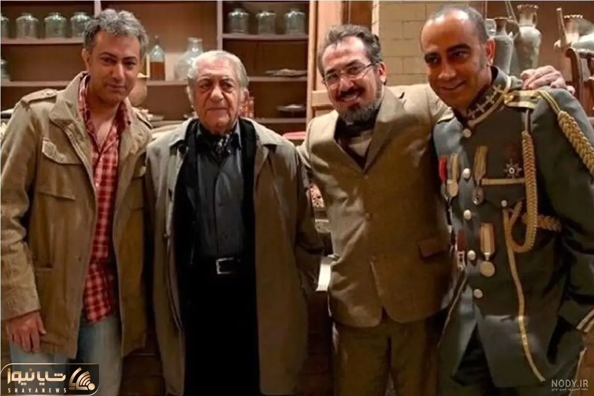 سکانس خندان/سیامک  بابا آتی و وزرا رو جمع کرده اون وسط بابا شاه گیرداده کبری چندسالشه