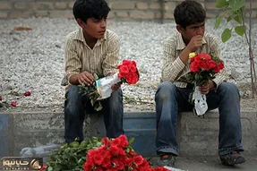 آواز احساسی؛ ببینید بچه های کار دوقلو چه با بغض وسط بازار آهنگ سنگ تراش رو میخونن