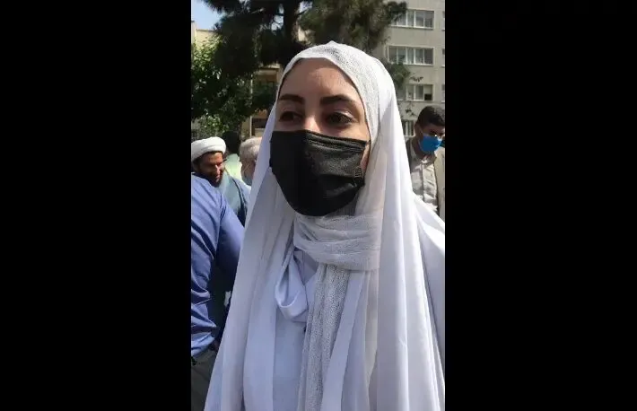 دختر کفن پوش همراه احمدی نژاد که بود؟ + ویدئو