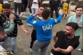 آواز شاد؛ حرکات موزون و شلخته این پسرا ته خندس مخصوصا اون پیرهن آبینه با اداهاش