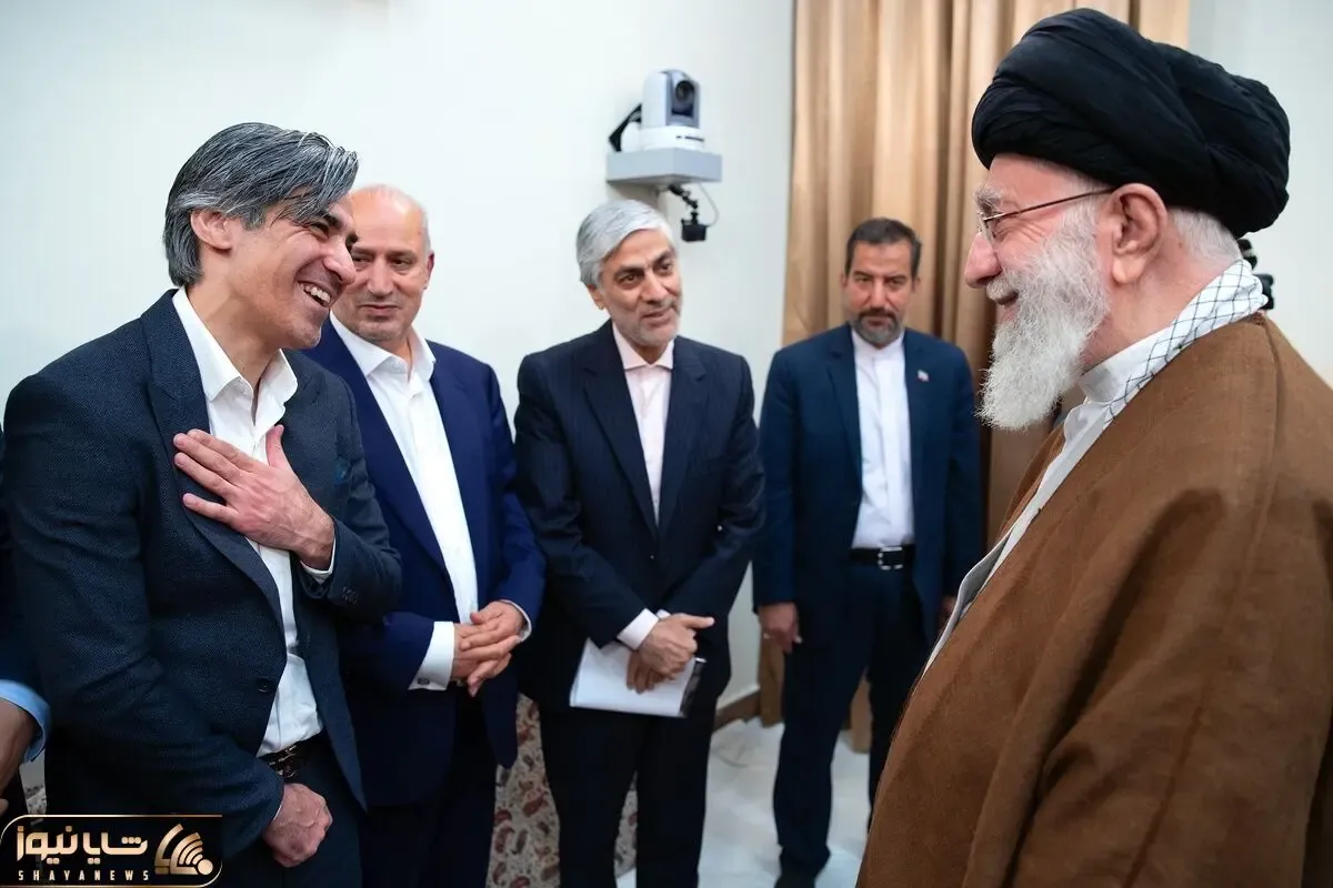 (عکس) هدیه خاص رهبر انقلاب به وحید شمسایی