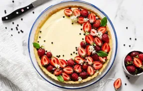 طرز تهیه تارت توت فرنگی با کرم پاتیسیر