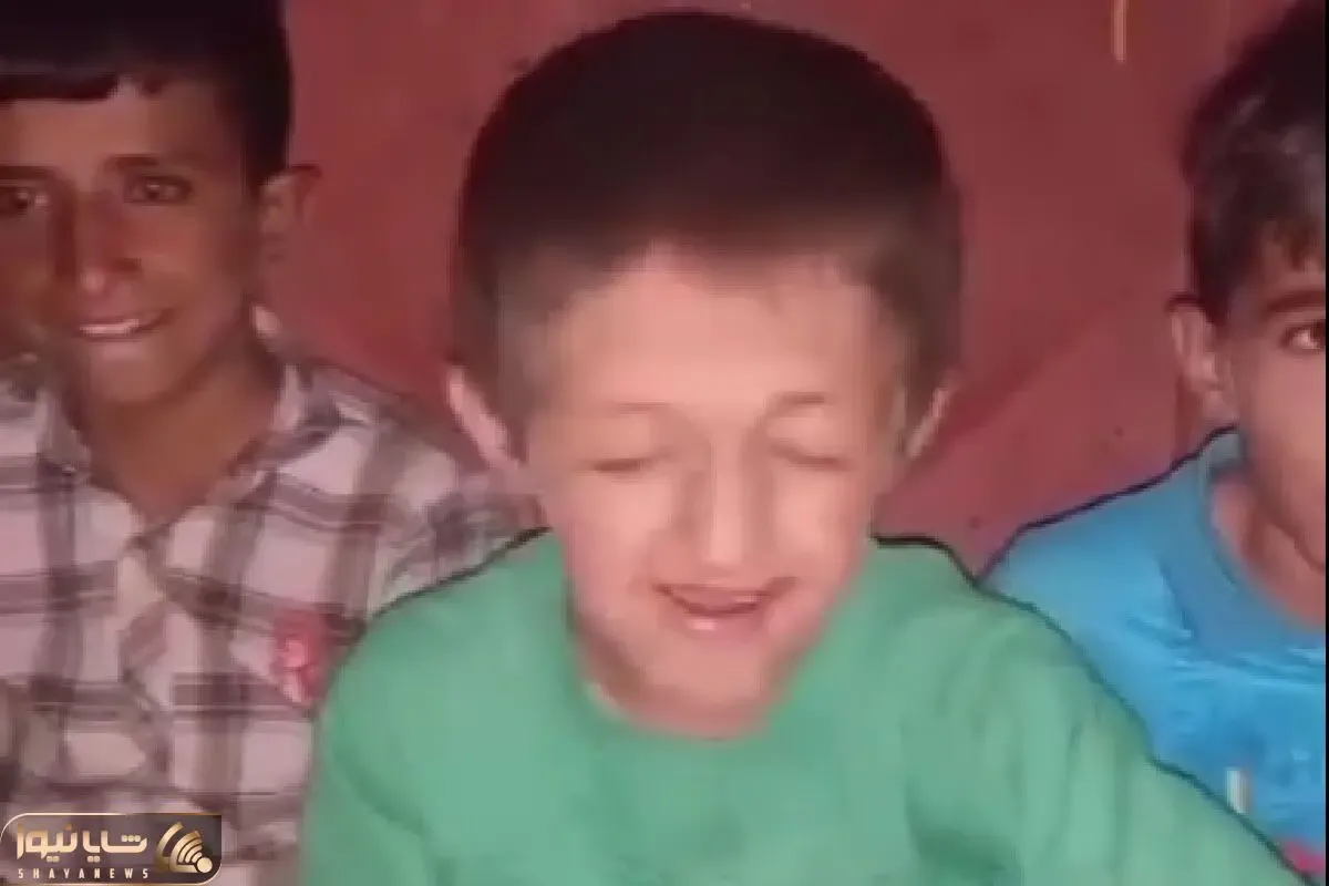 آواز شاد؛ پسربچه بی دندون به روغن سوزی افتاده یسره میخونه فقط حرکت آخرش و نگاه رفیقاش
