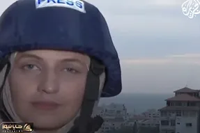 (ویدئو) وحشت خانم خبرنگار هنگام اصابت موشک به برج فلسطین