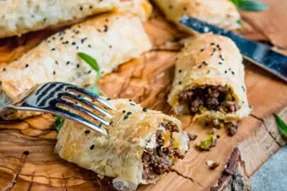 طرز تهیه بورک گوشت و پنیر با خمیر یوفکا؛ خوشمزه و ترد