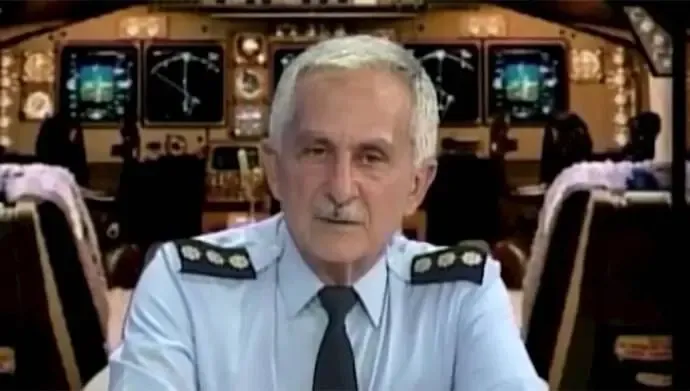 سرهنگ بهزاد معزی خلبان پرواز فرار شاه درگذشت