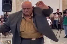 آواز شاد؛ پیرمرد با کلی قند خون و به سختی یه رقص باباکرم خوشگل میره مهمونا میخکوبن
