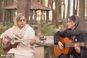 مطربی خیابانی؛ دو خانوم چه دلنشین می نوازند شب به گلستان تنها منتظرت بودم