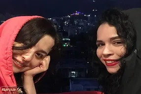 آواز هنرمندانه؛ مهراوه با ظاهر شلخته وایساده تو بالکنش آهنگ هرکی یارش خوشگله مینوازه