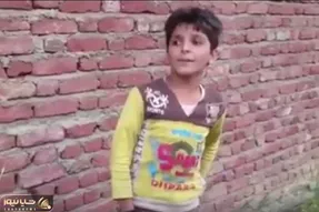 آواز جگرسوز؛ بچه زاغه نشین با سوز دردت و کولم لیلا غمت بارمه خوند قلبت از غم یخ میزنه