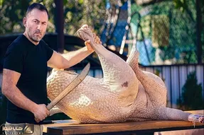 غذای غول پیکر ؛ شتر مرغ درسته ای که روی زغال و بعد مرینیت شدن حسابی کباب و گریل شده