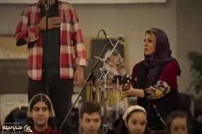 آواز شاد؛ نوازندگی قشنگ آریا تو فرودگاه که مردم پروازو هوتوتو کردن وایسادن تماشا