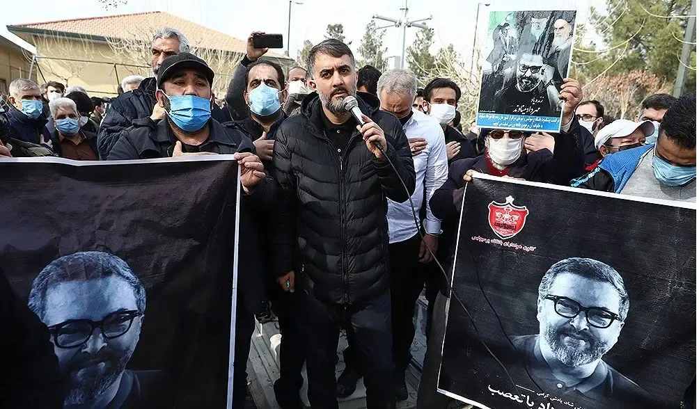 (عکس) مداح معروف در مراسم تدفین «مهرداد میناوند»