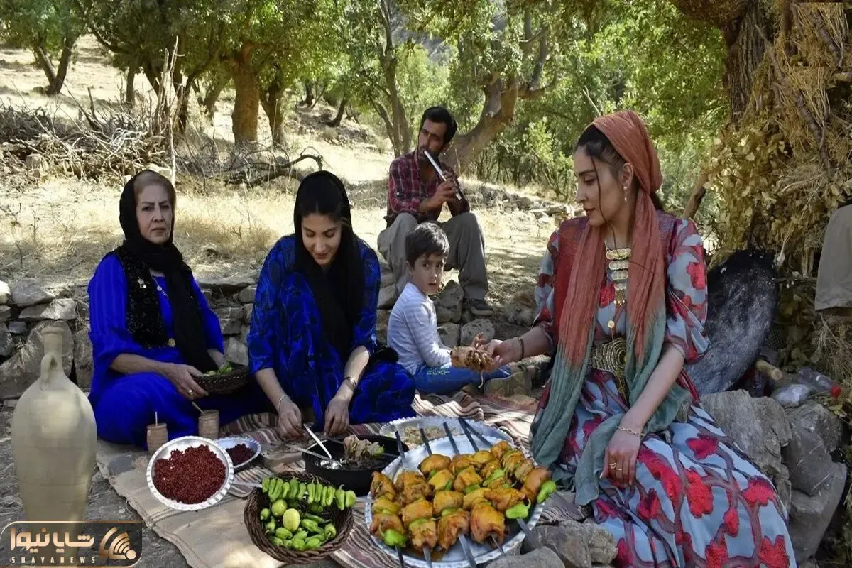 (ویدئو) خانواده عشایری طرز تهیه کباب رول مرغ با رب انار و گردو رو به شما یاد میدن!