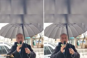 آواز خیابانی؛ ببینید پیرمرد با چتر تو بارون آهنگ بارون بارون هی رو چه دلنشین میخونه!