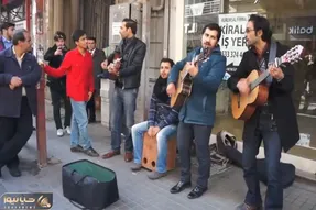 آواز خیابانی؛ ببینید بخاطر اجرای آهنگ دل دیوانه ملت مثل مور و ملخ ریختن و کف میزنن!
