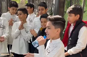 آواز شاد؛ پسر بچه نیم مثقالی جلو مدرسه کنسرت گذاشته و چه ادا و اطواری میاد و میرقصه